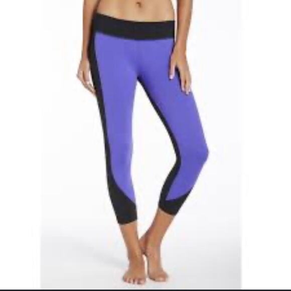 FABLETICS WOMEN’S SYDNEY TWO TONE BLACK & PURPLE CROP CAPRI LEGGINGS SIZE XS - Picture 1 of 9